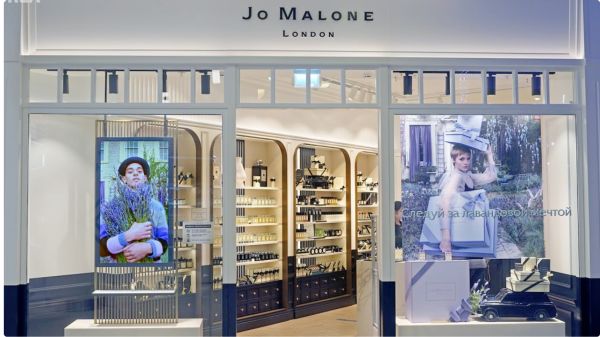 Рекламный экран в витрине